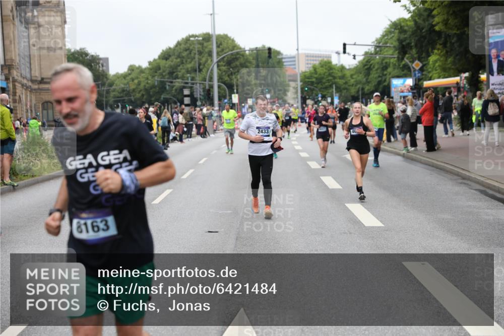 30.06.2024 - hella hamburg halbmarathon Fuchs,  Jonas http://msf.ph/oto/6421484 30.06.2024 11:14:12 20KM 2187, 2288, 2288, 2433, 2972, 3520, 3766, 4189, 4357, 4682, 4685, 4692, 5687, 6161, 6797, 7100, 8163, 8310, 8661, 9398, 9912, 9935, 10729, 12395, 13463 meine-sportfotos.de