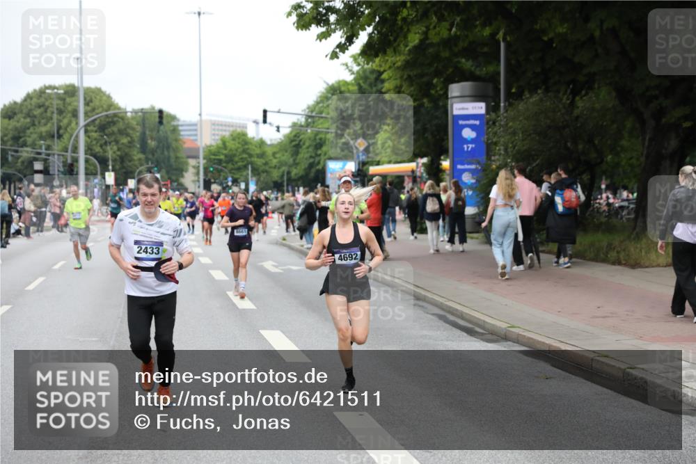 30.06.2024 - hella hamburg halbmarathon Fuchs,  Jonas http://msf.ph/oto/6421511 30.06.2024 11:14:14 20KM 2187, 2288, 2288, 2433, 2716, 2762, 3520, 3766, 4189, 4357, 4682, 4685, 4692, 5687, 6161, 6797, 7100, 8163, 8661, 9398, 9912, 9935, 10729, 12395, 13463 meine-sportfotos.de