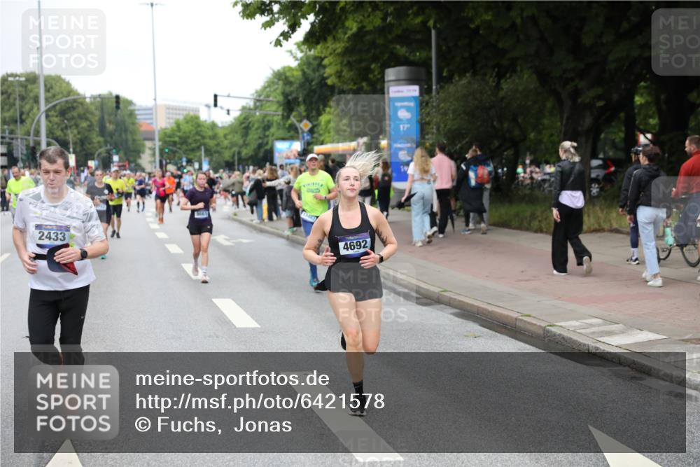 30.06.2024 - hella hamburg halbmarathon Fuchs,  Jonas http://msf.ph/oto/6421578 30.06.2024 11:14:15 20KM 2187, 2288, 2288, 2433, 2716, 2762, 3520, 3766, 4189, 4357, 4682, 4685, 4692, 5687, 6161, 6797, 7100, 8163, 8661, 9398, 9912, 9935, 10729, 12395, 13463 meine-sportfotos.de