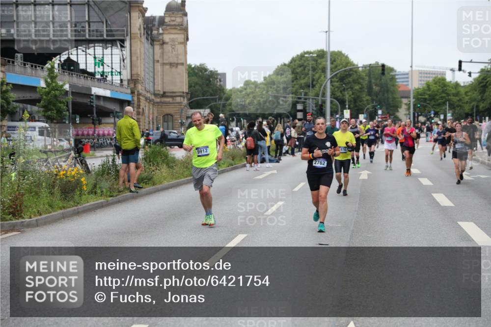 30.06.2024 - hella hamburg halbmarathon Fuchs,  Jonas http://msf.ph/oto/6421754 30.06.2024 11:14:18 20KM 1916, 1976, 2083, 2187, 2288, 2288, 2433, 2716, 2762, 3520, 3766, 3843, 4189, 4357, 4682, 4692, 5687, 6161, 6777, 6797, 6996, 7100, 8163, 8661, 9398, 9912, 9935, 10729, 12395, 13463 meine-sportfotos.de
