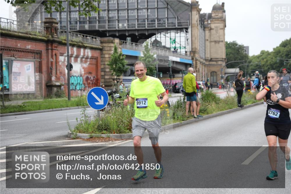 30.06.2024 - hella hamburg halbmarathon Fuchs,  Jonas http://msf.ph/oto/6421850 30.06.2024 11:14:20 20KM 1610, 1772, 1916, 1976, 2083, 2187, 2288, 2288, 2433, 2716, 2762, 2852, 3378, 3520, 3766, 3843, 4189, 4357, 4692, 5687, 6161, 6777, 6797, 6996, 7100, 8163, 8661, 9398, 9912, 9935, 10729, 11838, 12395, 13463 meine-sportfotos.de