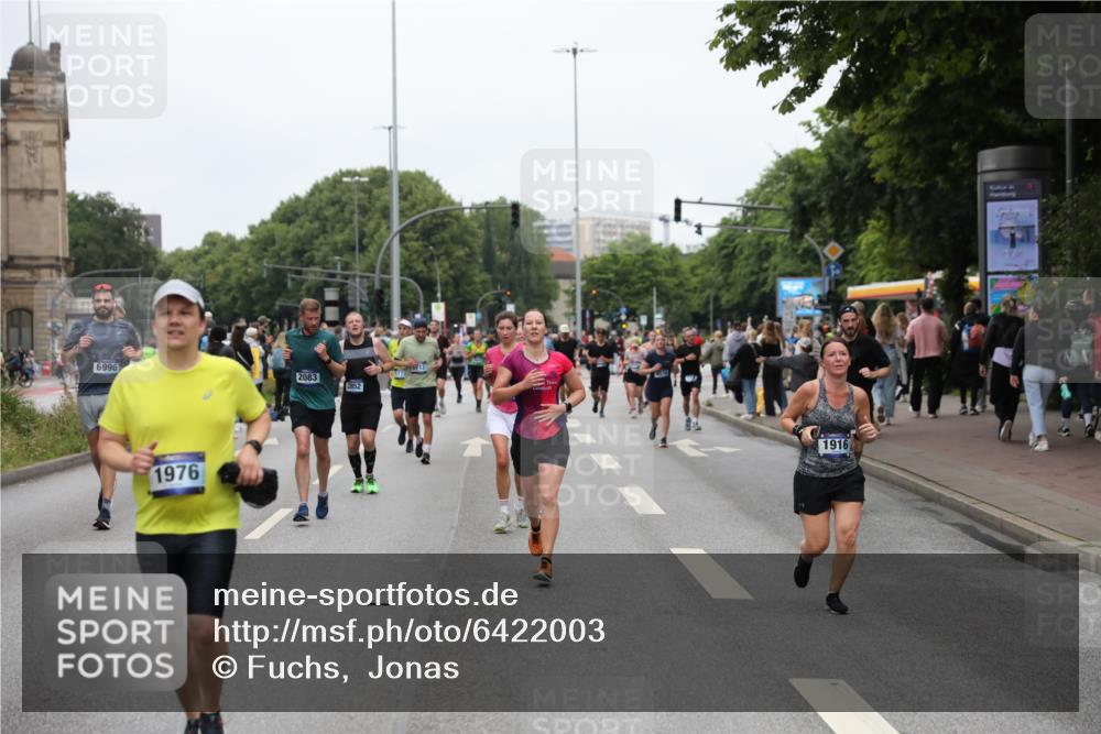 30.06.2024 - hella hamburg halbmarathon Fuchs,  Jonas http://msf.ph/oto/6422003 30.06.2024 11:14:23 20KM 1610, 1772, 1916, 1976, 2083, 2187, 2288, 2288, 2433, 2716, 2762, 2821, 2852, 3378, 3843, 4357, 4692, 5687, 6161, 6777, 6996, 7100, 8163, 8661, 9159, 9398, 9912, 9935, 10093, 10729, 11838, 13463 meine-sportfotos.de