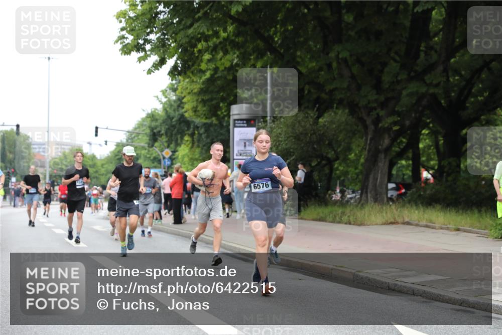 30.06.2024 - hella hamburg halbmarathon Fuchs,  Jonas http://msf.ph/oto/6422515 30.06.2024 11:14:30 20KM 1049, 1486, 1610, 1712, 1731, 1772, 1916, 1976, 2083, 2433, 2716, 2762, 2821, 2852, 3378, 3843, 6576, 6777, 6996, 7100, 8163, 8661, 9047, 9159, 9912, 9935, 10093, 10116, 11838, 13463, 13465 meine-sportfotos.de
