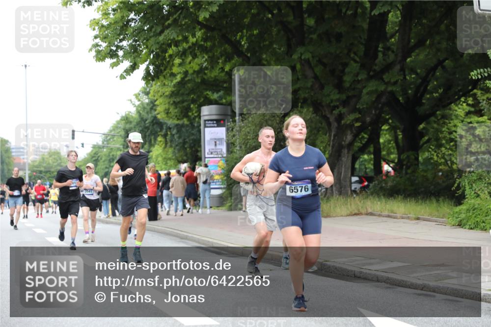 30.06.2024 - hella hamburg halbmarathon Fuchs,  Jonas http://msf.ph/oto/6422565 30.06.2024 11:14:31 20KM 1049, 1486, 1610, 1712, 1731, 1772, 1916, 1976, 2083, 2433, 2716, 2762, 2821, 2852, 3378, 3843, 6576, 6777, 6996, 7100, 8163, 8661, 9047, 9159, 9912, 9935, 10093, 10106, 10116, 11418, 11838, 13463, 13465 meine-sportfotos.de
