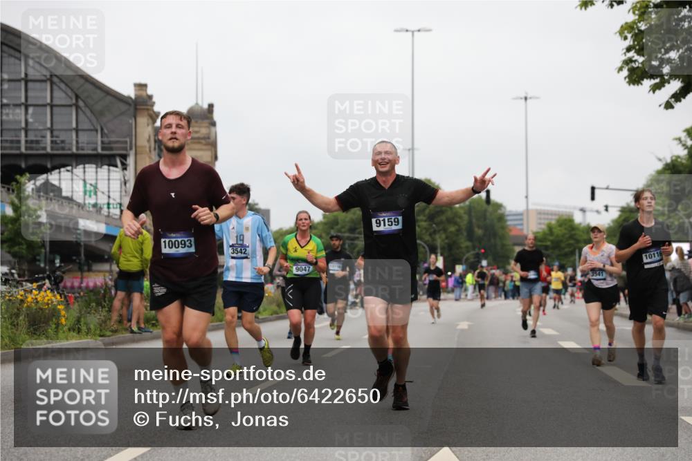 30.06.2024 - hella hamburg halbmarathon Fuchs,  Jonas http://msf.ph/oto/6422650 30.06.2024 11:14:32 20KM 1049, 1486, 1610, 1712, 1731, 1772, 1916, 1976, 2083, 2433, 2716, 2762, 2821, 2852, 3378, 3541, 3542, 3843, 6576, 6777, 6996, 7100, 8163, 8661, 9047, 9159, 9753, 9912, 9935, 10093, 10106, 10116, 11418, 11838, 13463, 13465 meine-sportfotos.de