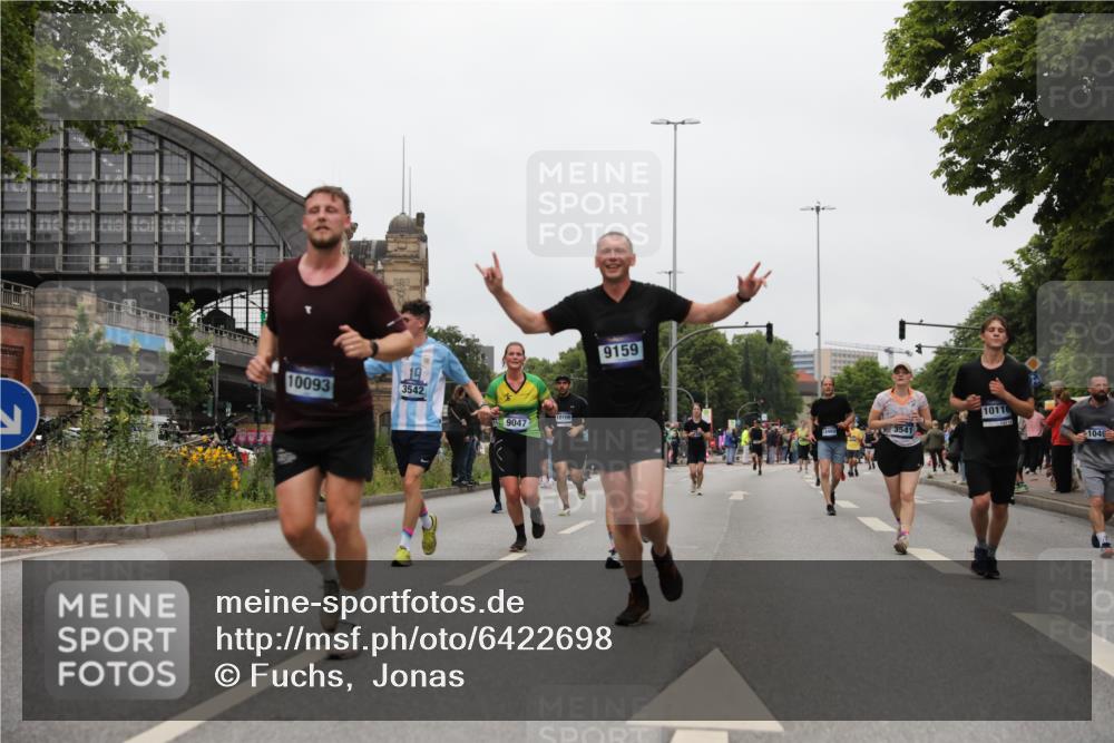 30.06.2024 - hella hamburg halbmarathon Fuchs,  Jonas http://msf.ph/oto/6422698 30.06.2024 11:14:33 20KM 1049, 1486, 1610, 1712, 1731, 1772, 1916, 1976, 2083, 2433, 2716, 2762, 2821, 2852, 3378, 3541, 3542, 3843, 6576, 6777, 6996, 7100, 8661, 9047, 9159, 9753, 9912, 9935, 10093, 10106, 10116, 11418, 11838, 13465 meine-sportfotos.de