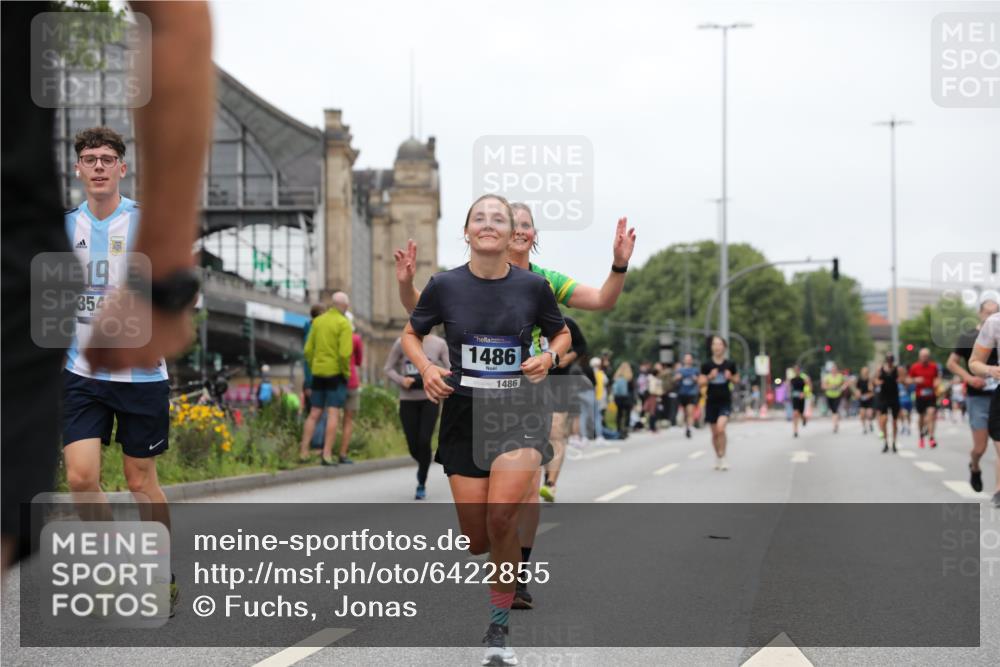 30.06.2024 - hella hamburg halbmarathon Fuchs,  Jonas http://msf.ph/oto/6422855 30.06.2024 11:14:34 20KM 1049, 1486, 1610, 1712, 1731, 1772, 1916, 1976, 2083, 2716, 2762, 2821, 2852, 3378, 3541, 3542, 3843, 6576, 6777, 6996, 7100, 8661, 9047, 9159, 9651, 9753, 9935, 10093, 10106, 10116, 11418, 11838, 13465 meine-sportfotos.de