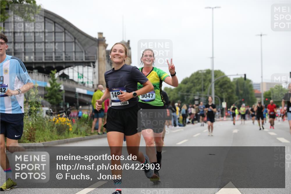 30.06.2024 - hella hamburg halbmarathon Fuchs,  Jonas http://msf.ph/oto/6422903 30.06.2024 11:14:35 20KM 1049, 1486, 1610, 1712, 1731, 1772, 1916, 1976, 2083, 2716, 2762, 2821, 2852, 3378, 3541, 3542, 3843, 6576, 6777, 6996, 7100, 8661, 9047, 9159, 9651, 9753, 10093, 10106, 10116, 11418, 11783, 11838, 13465 meine-sportfotos.de
