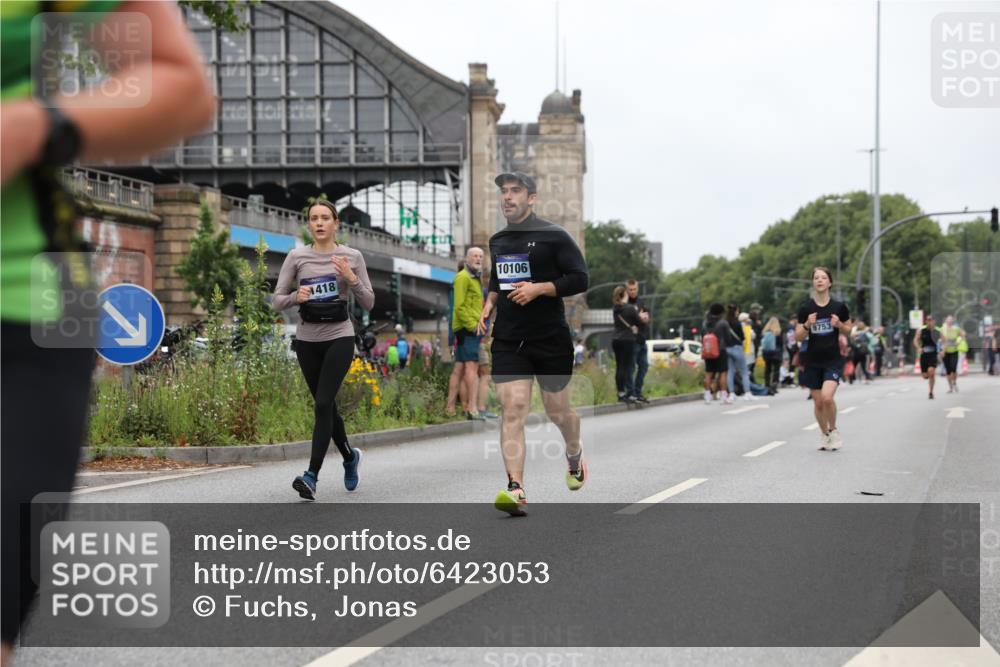 30.06.2024 - hella hamburg halbmarathon Fuchs,  Jonas http://msf.ph/oto/6423053 30.06.2024 11:14:36 20KM 1049, 1486, 1610, 1712, 1731, 1772, 1916, 1976, 2083, 2716, 2762, 2821, 2852, 3378, 3541, 3542, 3843, 6576, 6777, 6996, 7100, 9047, 9159, 9651, 9753, 10093, 10106, 10116, 11418, 11783, 11838, 13465 meine-sportfotos.de