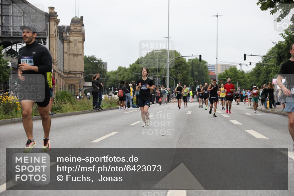 30.06.2024 - hella hamburg halbmarathon Fuchs,  Jonas http://msf.ph/oto/6423073 30.06.2024 11:14:37 20KM 1049, 1486, 1610, 1712, 1731, 1772, 1916, 1976, 2083, 2716, 2762, 2821, 2852, 3378, 3541, 3542, 3843, 6576, 6777, 6996, 7100, 9047, 9159, 9651, 9753, 10093, 10106, 10116, 11418, 11783, 11838, 13465 meine-sportfotos.de