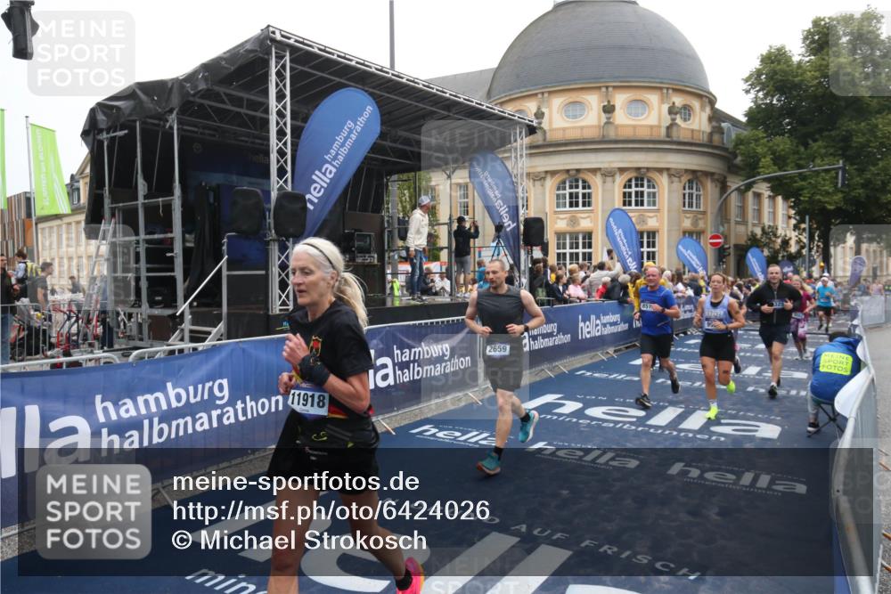 30.06.2024 - hella hamburg halbmarathon Michael Strokosch http://msf.ph/oto/6424026 30.06.2024 11:12:34 Ziel 2659, 4606, 4988, 5661, 6054, 6077, 6462, 6463, 7651, 8325, 8512, 9314, 9503, 9977, 11769, 11918, 12236 meine-sportfotos.de