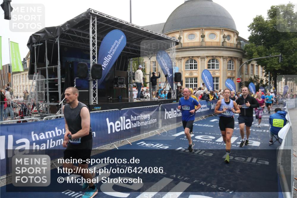 30.06.2024 - hella hamburg halbmarathon Michael Strokosch http://msf.ph/oto/6424086 30.06.2024 11:12:35 Ziel 2659, 4988, 5211, 5661, 6054, 6077, 6462, 6463, 7651, 8325, 8512, 9314, 9503, 9977, 11769, 11918, 12236 meine-sportfotos.de