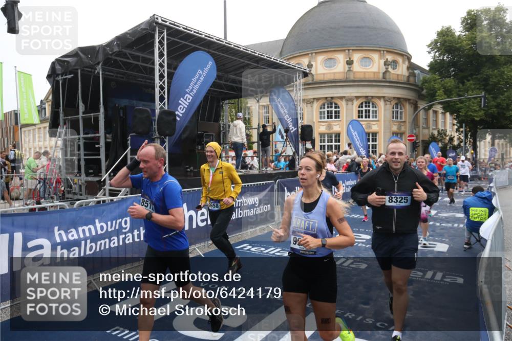 30.06.2024 - hella hamburg halbmarathon Michael Strokosch http://msf.ph/oto/6424179 30.06.2024 11:12:36 Ziel 2659, 2872, 4988, 5211, 6054, 6302, 6327, 6462, 6463, 7651, 8325, 8512, 9314, 9503, 9977, 11918, 12236 meine-sportfotos.de