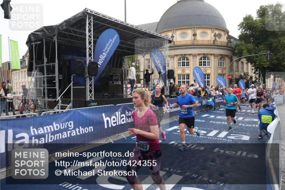 30.06.2024 - hella hamburg halbmarathon Michael Strokosch http://msf.ph/oto/6424355 30.06.2024 11:12:38 Ziel 2872, 4988, 5211, 6054, 6302, 6327, 6462, 6463, 7651, 7702, 8213, 8325, 8512, 9314, 9371, 9503, 9977, 12236 meine-sportfotos.de