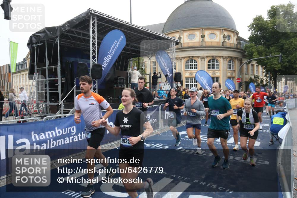 30.06.2024 - hella hamburg halbmarathon Michael Strokosch http://msf.ph/oto/6426779 30.06.2024 11:13:15 Ziel 737, 1750, 3248, 3622, 3729, 3730, 5621, 5713, 6120, 6195, 6566, 6874, 7152, 7948, 9291, 9620, 9709, 11194, 11568, 11569, 13076 meine-sportfotos.de