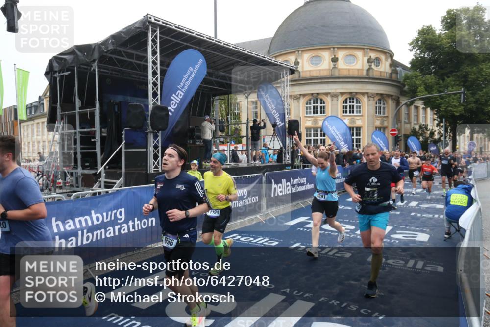 30.06.2024 - hella hamburg halbmarathon Michael Strokosch http://msf.ph/oto/6427048 30.06.2024 11:13:19 Ziel 1006, 3248, 3729, 5621, 6120, 6566, 7152, 7948, 8009, 8048, 9291, 9507, 10558, 10917, 11194, 11303, 11568, 11569, 11811, 13076 meine-sportfotos.de