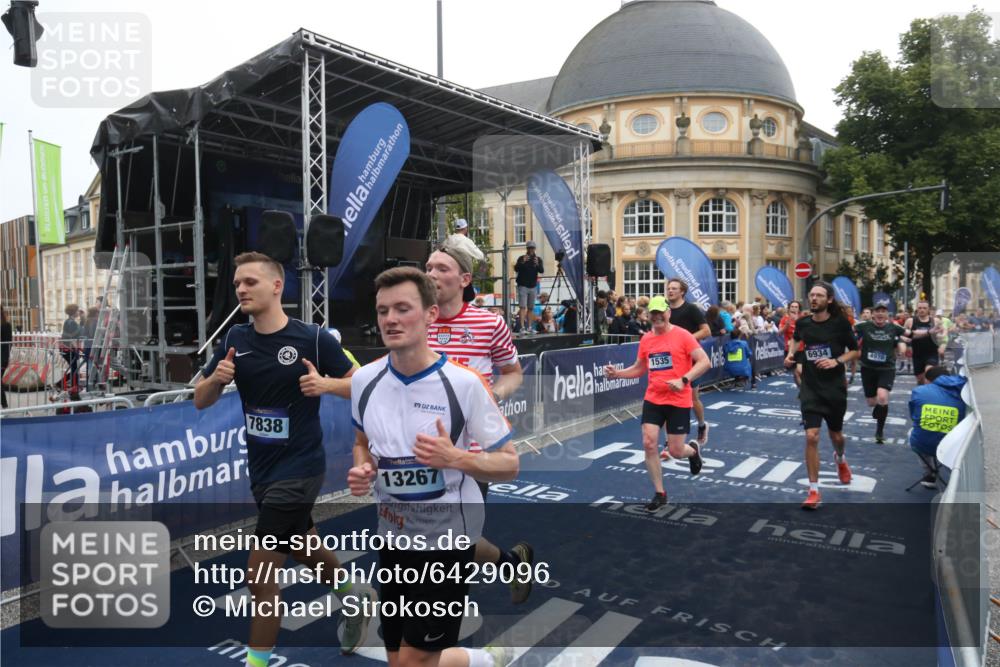 30.06.2024 - hella hamburg halbmarathon Michael Strokosch http://msf.ph/oto/6429096 30.06.2024 11:13:50 Ziel 1032, 1305, 1535, 2724, 3226, 4595, 4970, 5060, 5457, 6243, 6410, 6934, 7838, 9347, 9875, 13095, 13267 meine-sportfotos.de