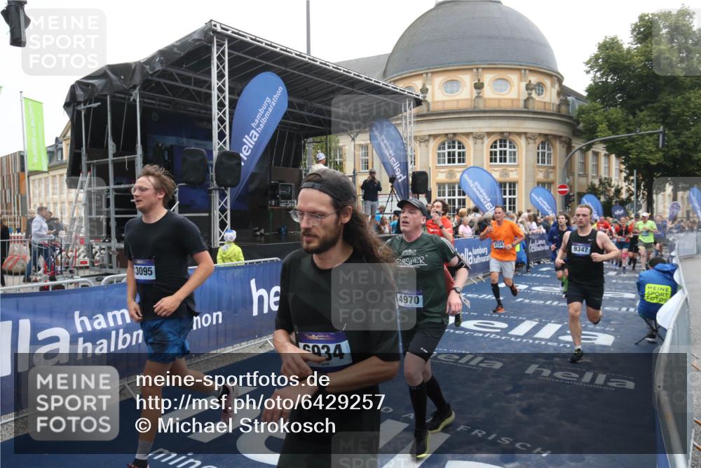 30.06.2024 - hella hamburg halbmarathon Michael Strokosch http://msf.ph/oto/6429257 30.06.2024 11:13:52 Ziel 1032, 1305, 1358, 1535, 2724, 3226, 4595, 4970, 5060, 5457, 6243, 6410, 6675, 6934, 7838, 9052, 9054, 9347, 9728, 9875, 13095, 13273 meine-sportfotos.de