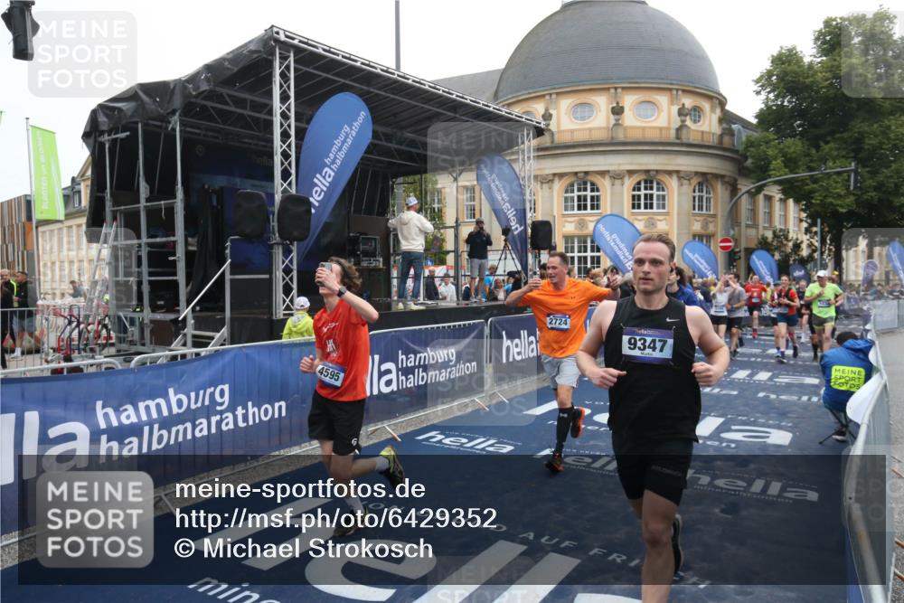 30.06.2024 - hella hamburg halbmarathon Michael Strokosch http://msf.ph/oto/6429352 30.06.2024 11:13:53 Ziel 1032, 1305, 1358, 2724, 3226, 4595, 4970, 5060, 6243, 6410, 6675, 6934, 9052, 9054, 9347, 9728, 9875, 10189, 12037, 13095, 13273 meine-sportfotos.de
