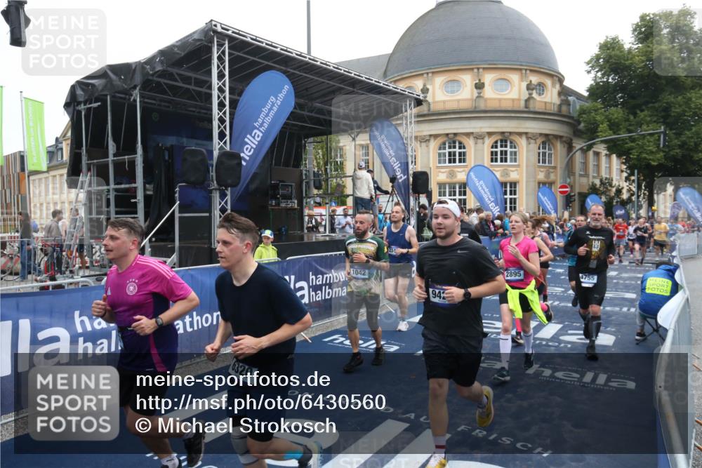 30.06.2024 - hella hamburg halbmarathon Michael Strokosch http://msf.ph/oto/6430560 30.06.2024 11:14:16 Ziel 1042, 1069, 1617, 1925, 2348, 2895, 3073, 4755, 6320, 6321, 9420, 9564, 10636, 10933, 12191, 12205, 13032, 13337, 13451 meine-sportfotos.de