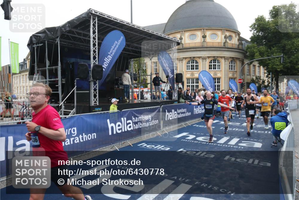 30.06.2024 - hella hamburg halbmarathon Michael Strokosch http://msf.ph/oto/6430778 30.06.2024 11:14:21 Ziel 1069, 1159, 1617, 1925, 2740, 2741, 3073, 3168, 3508, 4755, 5030, 5190, 6374, 6614, 8555, 9192, 9564, 10636, 10933, 11669, 12124, 12248, 12322 meine-sportfotos.de