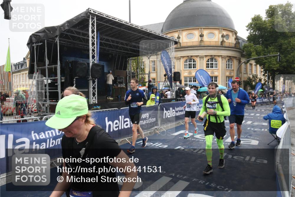 30.06.2024 - hella hamburg halbmarathon Michael Strokosch http://msf.ph/oto/6441531 30.06.2024 12:22:59 Ziel 4269, 4510, 4623, 4624, 5877, 7449, 8668, 9501, 11552 meine-sportfotos.de