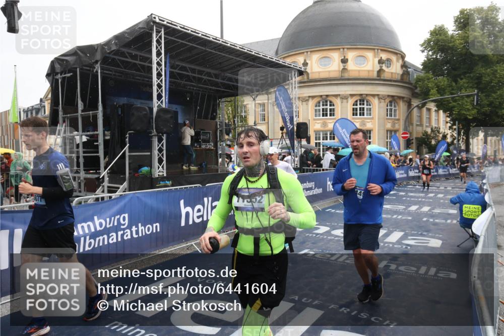 30.06.2024 - hella hamburg halbmarathon Michael Strokosch http://msf.ph/oto/6441604 30.06.2024 12:23:00 Ziel 4269, 4510, 5877, 7449, 8668, 11552 meine-sportfotos.de