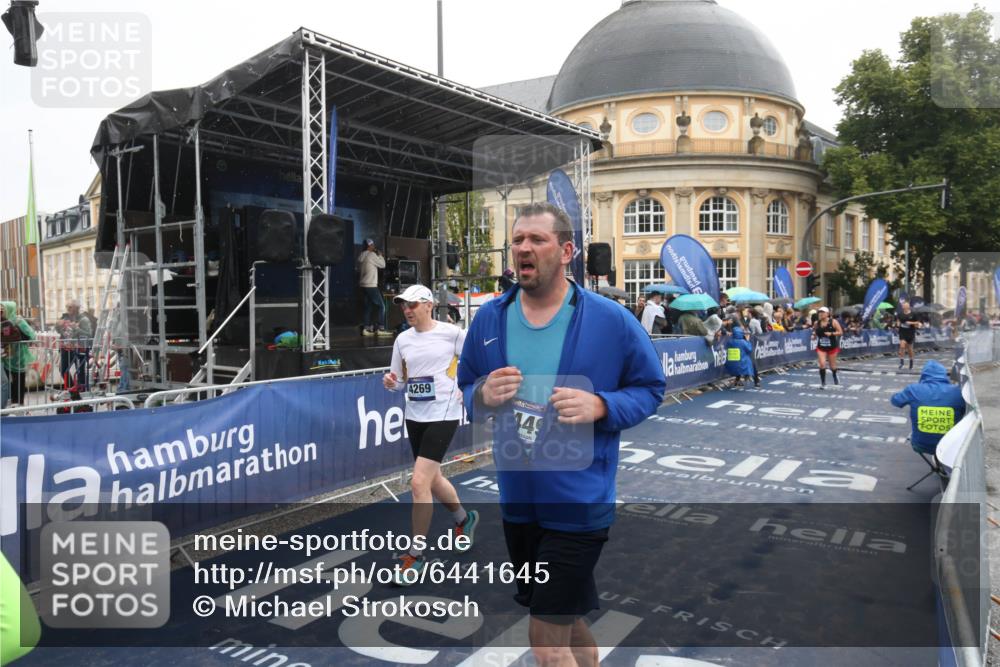 30.06.2024 - hella hamburg halbmarathon Michael Strokosch http://msf.ph/oto/6441645 30.06.2024 12:23:01 Ziel 4269, 5877, 7449, 8209, 8668, 11552 meine-sportfotos.de