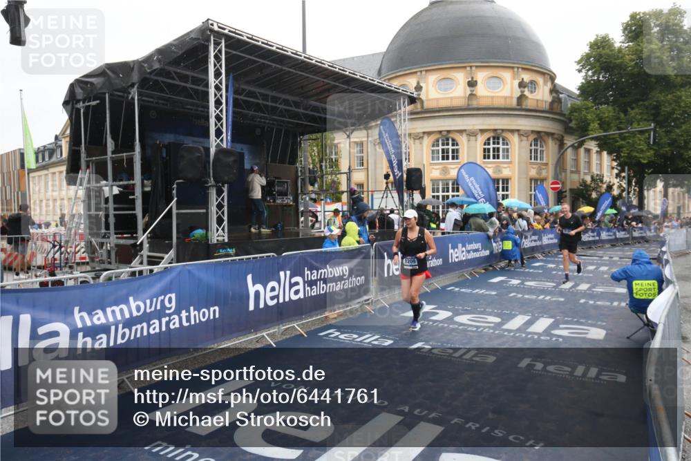 30.06.2024 - hella hamburg halbmarathon Michael Strokosch http://msf.ph/oto/6441761 30.06.2024 12:23:05 Ziel 8209, 10784, 11552 meine-sportfotos.de
