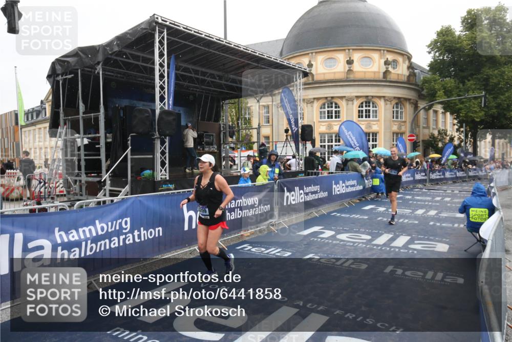 30.06.2024 - hella hamburg halbmarathon Michael Strokosch http://msf.ph/oto/6441858 30.06.2024 12:23:06 Ziel 8209, 10784, 11552 meine-sportfotos.de