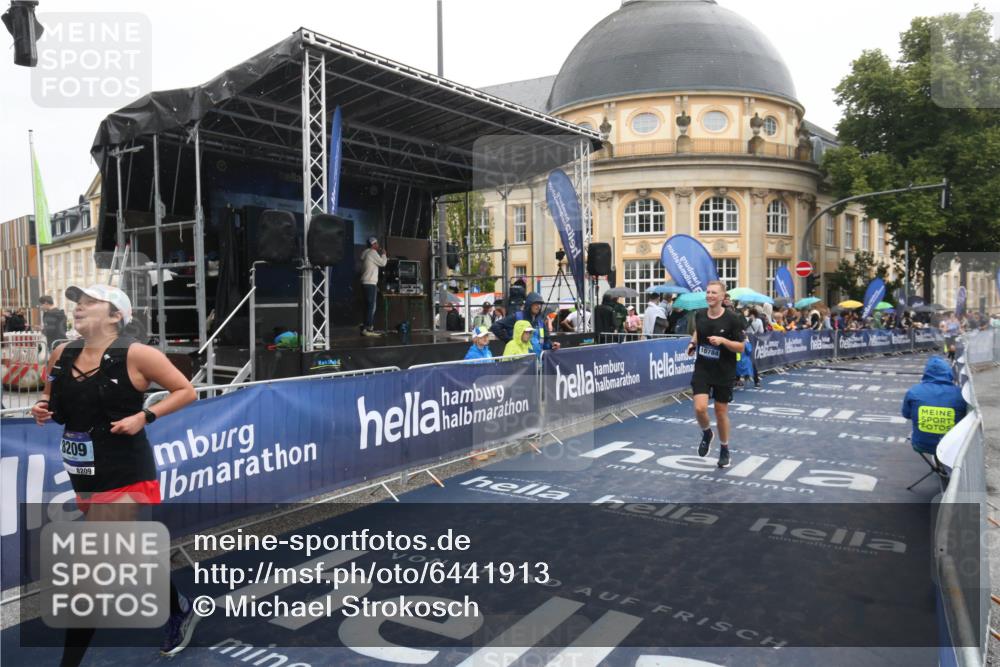 30.06.2024 - hella hamburg halbmarathon Michael Strokosch http://msf.ph/oto/6441913 30.06.2024 12:23:07 Ziel 8209, 10784 meine-sportfotos.de
