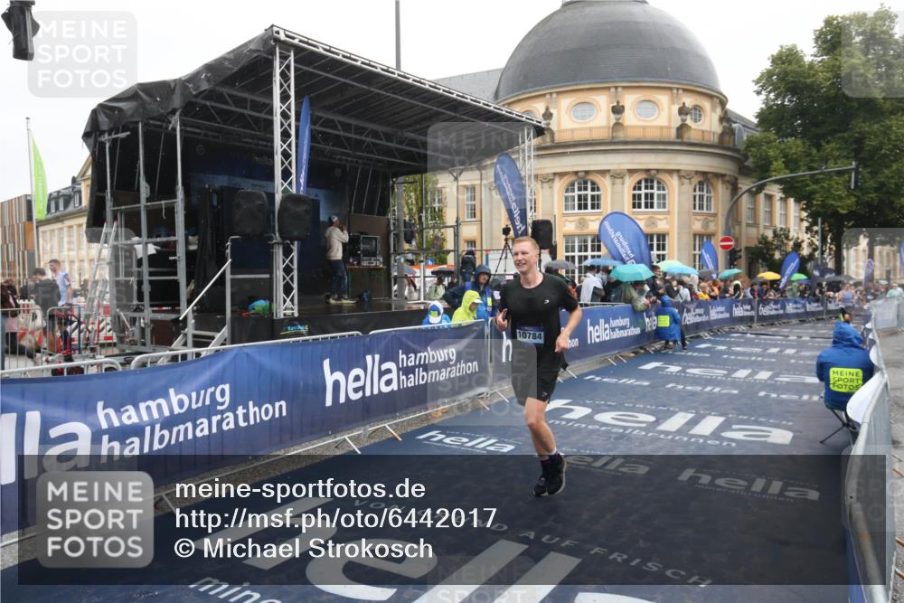 30.06.2024 - hella hamburg halbmarathon Michael Strokosch http://msf.ph/oto/6442017 30.06.2024 12:23:08 Ziel 8209, 9324, 10784 meine-sportfotos.de