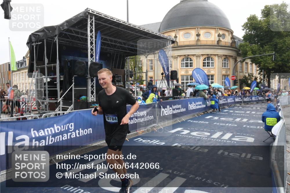30.06.2024 - hella hamburg halbmarathon Michael Strokosch http://msf.ph/oto/6442066 30.06.2024 12:23:09 Ziel 8209, 9324, 10784 meine-sportfotos.de
