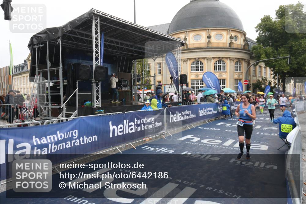 30.06.2024 - hella hamburg halbmarathon Michael Strokosch http://msf.ph/oto/6442186 30.06.2024 12:23:14 Ziel 3421, 4087, 4088, 4945, 9324 meine-sportfotos.de