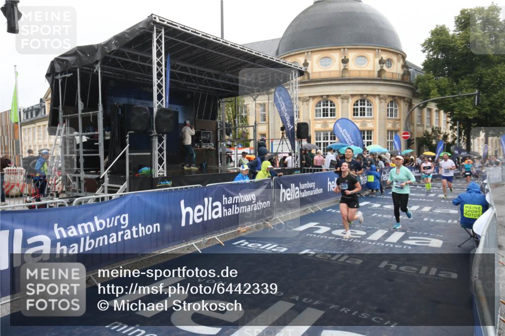 30.06.2024 - hella hamburg halbmarathon Michael Strokosch http://msf.ph/oto/6442339 30.06.2024 12:23:16 Ziel 3310, 3421, 4087, 4088, 4945, 9324 meine-sportfotos.de
