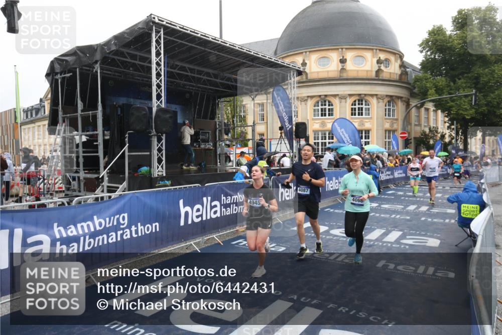 30.06.2024 - hella hamburg halbmarathon Michael Strokosch http://msf.ph/oto/6442431 30.06.2024 12:23:17 Ziel 3310, 3421, 4087, 4088, 4945, 9324 meine-sportfotos.de