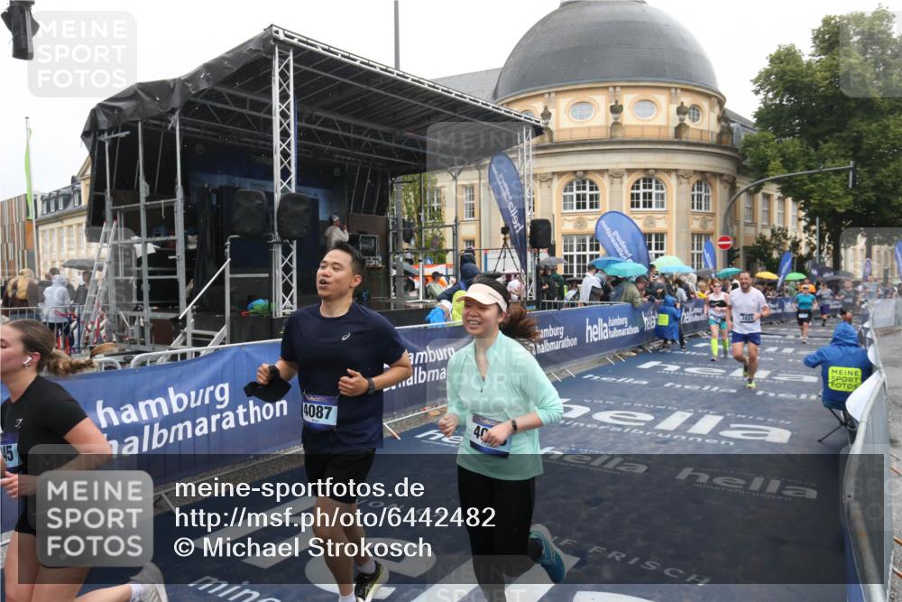 30.06.2024 - hella hamburg halbmarathon Michael Strokosch http://msf.ph/oto/6442482 30.06.2024 12:23:18 Ziel 720, 3310, 3421, 4087, 4088, 4945, 11779 meine-sportfotos.de