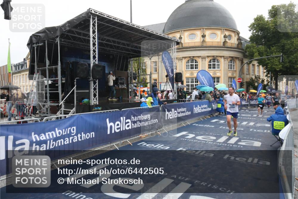 30.06.2024 - hella hamburg halbmarathon Michael Strokosch http://msf.ph/oto/6442505 30.06.2024 12:23:19 Ziel 720, 3310, 3421, 4087, 4088, 4945, 11779 meine-sportfotos.de