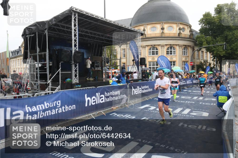 30.06.2024 - hella hamburg halbmarathon Michael Strokosch http://msf.ph/oto/6442634 30.06.2024 12:23:20 Ziel 720, 3310, 3421, 4087, 4088, 8471, 11779 meine-sportfotos.de