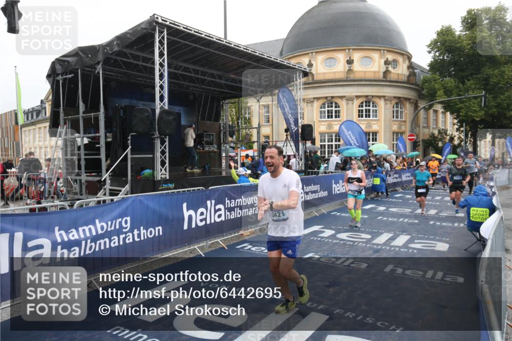 30.06.2024 - hella hamburg halbmarathon Michael Strokosch http://msf.ph/oto/6442695 30.06.2024 12:23:21 Ziel 720, 3310, 3421, 8471, 11779 meine-sportfotos.de