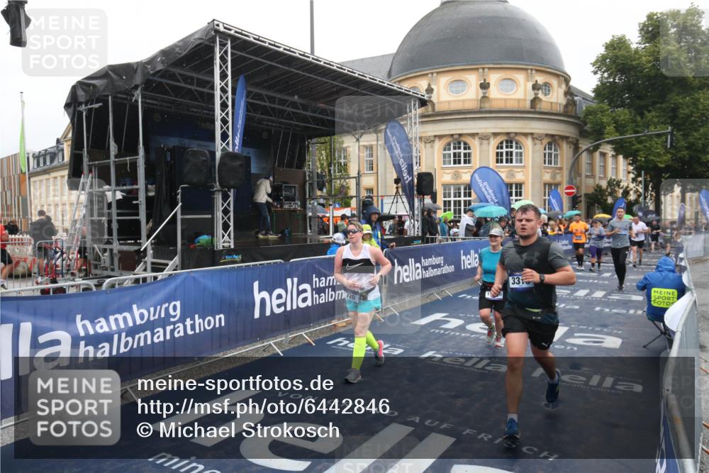 30.06.2024 - hella hamburg halbmarathon Michael Strokosch http://msf.ph/oto/6442846 30.06.2024 12:23:23 Ziel 720, 766, 3310, 3421, 4155, 4156, 8471, 11779 meine-sportfotos.de