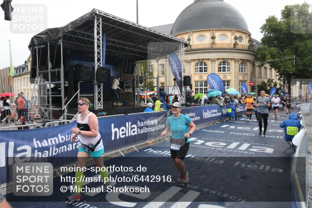 30.06.2024 - hella hamburg halbmarathon Michael Strokosch http://msf.ph/oto/6442916 30.06.2024 12:23:24 Ziel 720, 766, 3310, 4155, 4156, 8471, 11779 meine-sportfotos.de