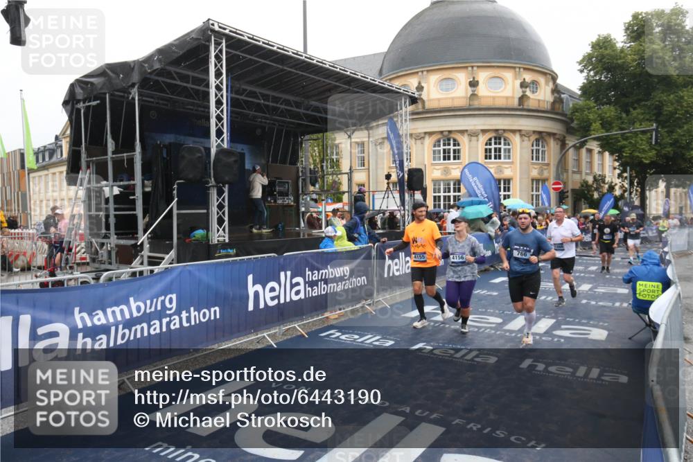 30.06.2024 - hella hamburg halbmarathon Michael Strokosch http://msf.ph/oto/6443190 30.06.2024 12:23:28 Ziel 766, 2558, 4155, 4156, 8471, 11866 meine-sportfotos.de