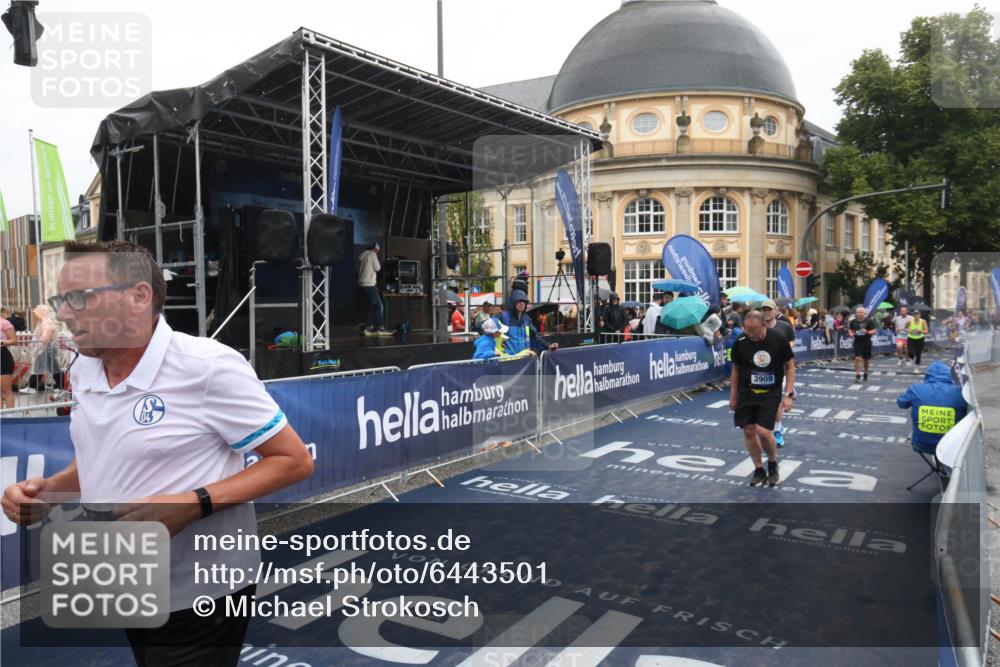 30.06.2024 - hella hamburg halbmarathon Michael Strokosch http://msf.ph/oto/6443501 30.06.2024 12:23:32 Ziel 2065, 2558, 3909, 4155, 4156, 11866, 13470 meine-sportfotos.de