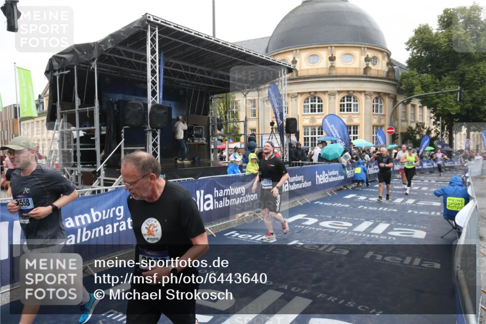 30.06.2024 - hella hamburg halbmarathon Michael Strokosch http://msf.ph/oto/6443640 30.06.2024 12:23:35 Ziel 2065, 2558, 3909, 6459, 13450, 13470 meine-sportfotos.de