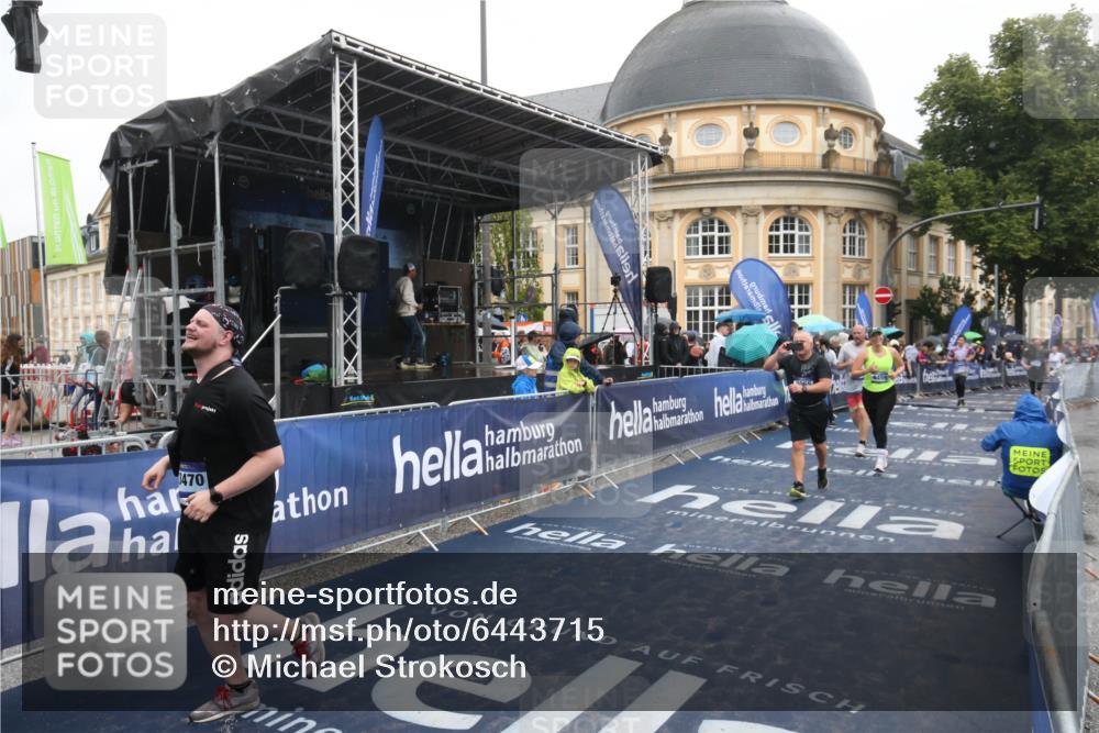 30.06.2024 - hella hamburg halbmarathon Michael Strokosch http://msf.ph/oto/6443715 30.06.2024 12:23:36 Ziel 2065, 2558, 3909, 6459, 10852, 13450, 13470 meine-sportfotos.de