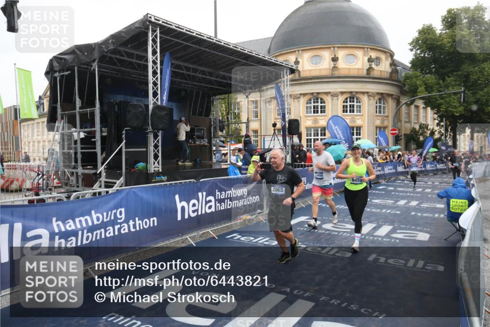 30.06.2024 - hella hamburg halbmarathon Michael Strokosch http://msf.ph/oto/6443821 30.06.2024 12:23:38 Ziel 2065, 3909, 6459, 7840, 10852, 13450, 13470 meine-sportfotos.de