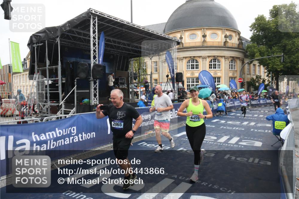 30.06.2024 - hella hamburg halbmarathon Michael Strokosch http://msf.ph/oto/6443866 30.06.2024 12:23:39 Ziel 2065, 3795, 6459, 7840, 10852, 13450, 13470 meine-sportfotos.de
