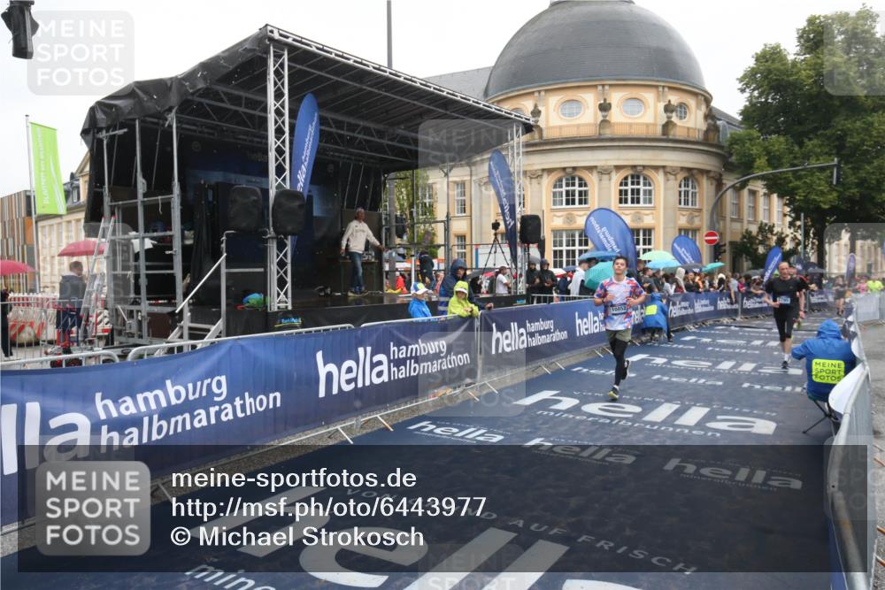 30.06.2024 - hella hamburg halbmarathon Michael Strokosch http://msf.ph/oto/6443977 30.06.2024 12:23:41 Ziel 2065, 3795, 6459, 7840, 10852, 13450 meine-sportfotos.de