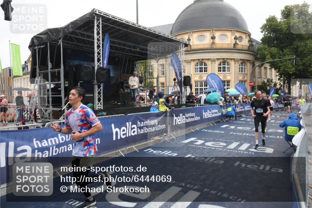 30.06.2024 - hella hamburg halbmarathon Michael Strokosch http://msf.ph/oto/6444069 30.06.2024 12:23:43 Ziel 3795, 7520, 7840, 10852 meine-sportfotos.de